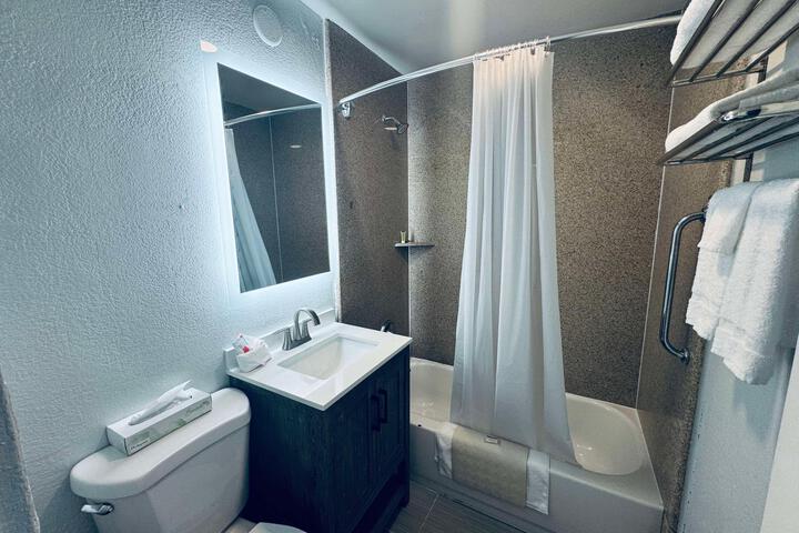 Suite 2 Queen Beds Dining Area Microwave and Refrigerator, Continental Breakfast (5 of 6)