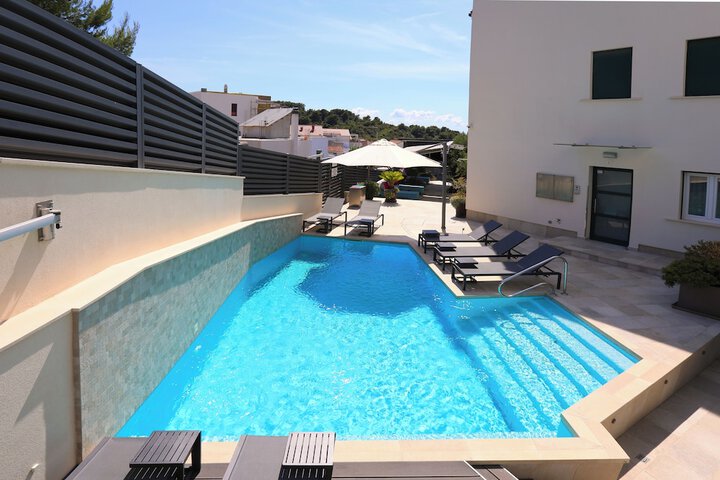 Pool 115 of 169