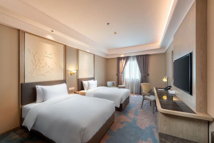 Room 5 of 17