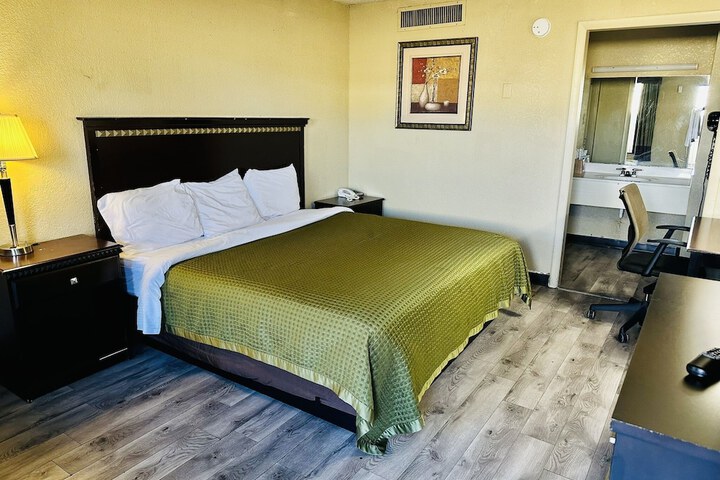 1 King Bed (3 of 5)