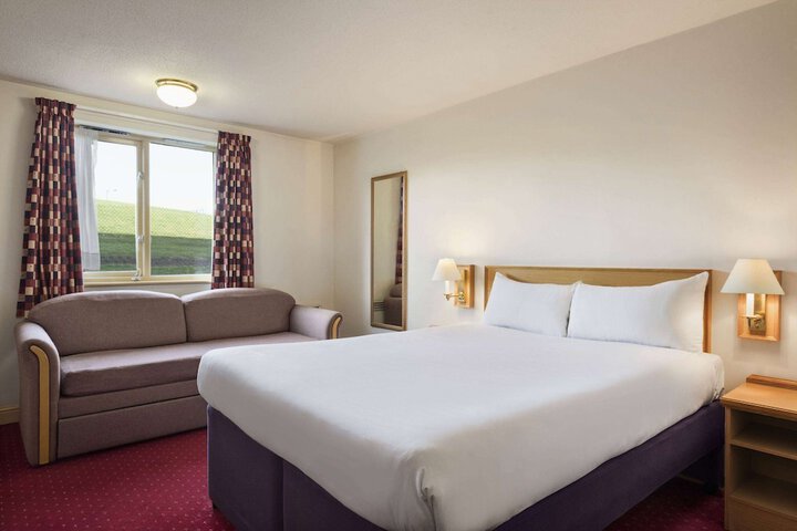 Room 6 of 16