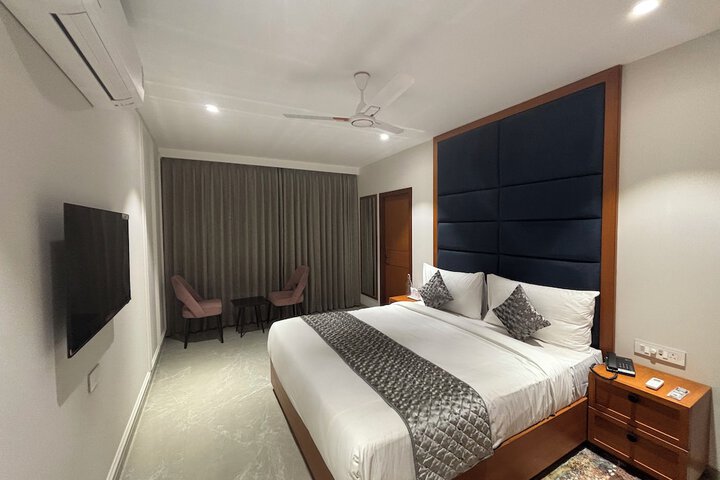 Room 11 of 32