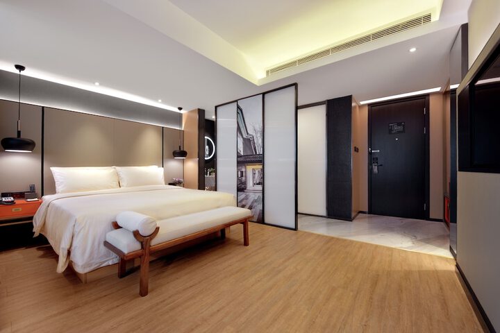 Room 13 of 20
