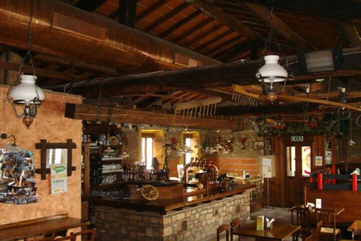 Lounge 6 of 8