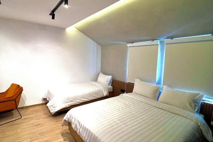 Room 16 of 27