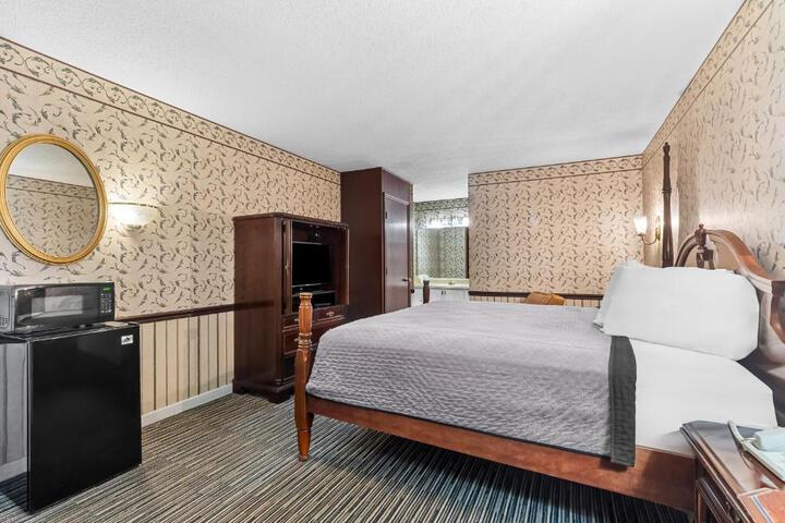 1 King Bed - Free WiFi, Microwave, Refrigerator, Hairdryer Cable TV HBO Free Local (4 of 11)