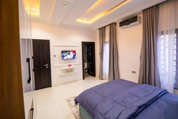 Room 11 of 27