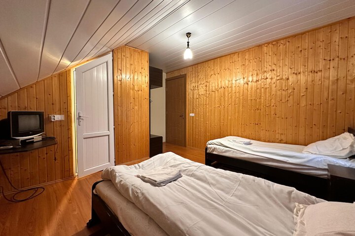 Room 8 of 32