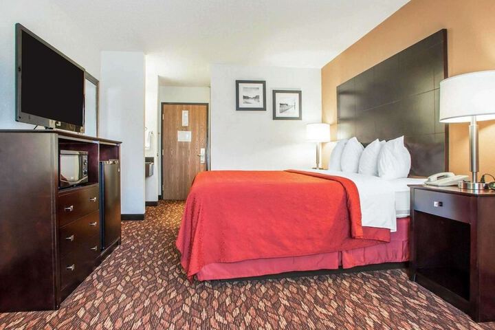 1 King Bed (2 of 5)