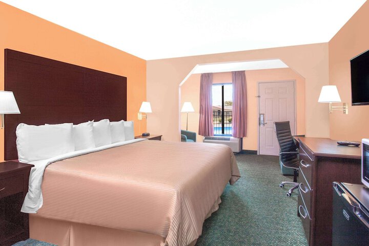 1 King Bed (16 of 17)
