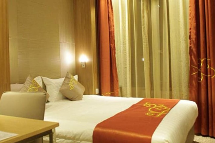 Room 16 of 38