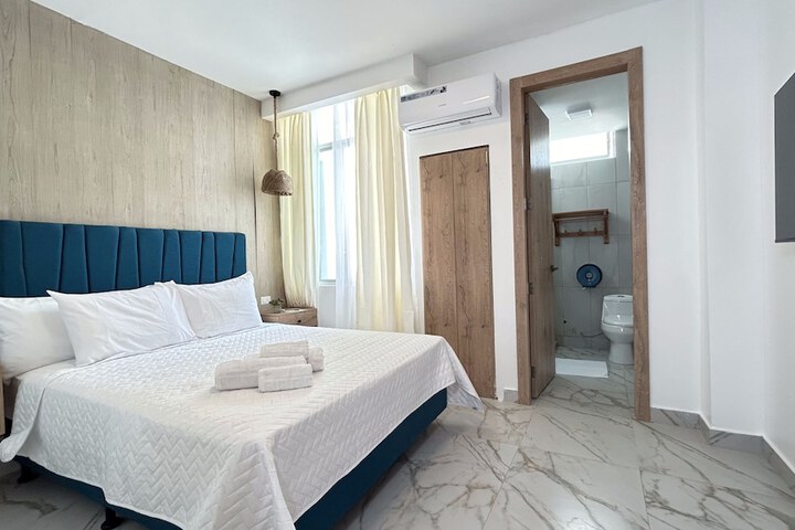 Room 6 of 100