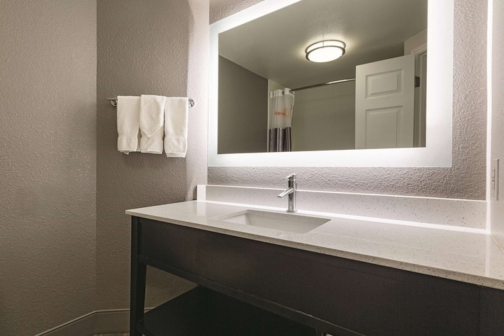 2 Double Beds Mobility Accessible Bathtub with Grab Bars (2 of 10)