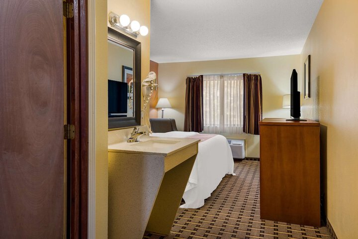 1 King Bed (2 of 8)