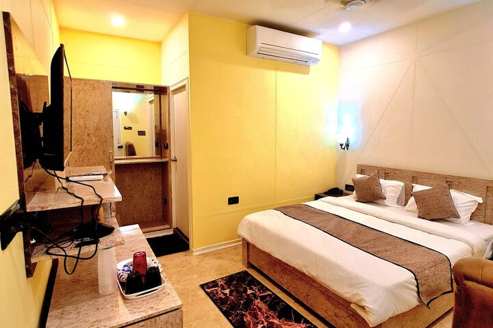 Room 6 of 13