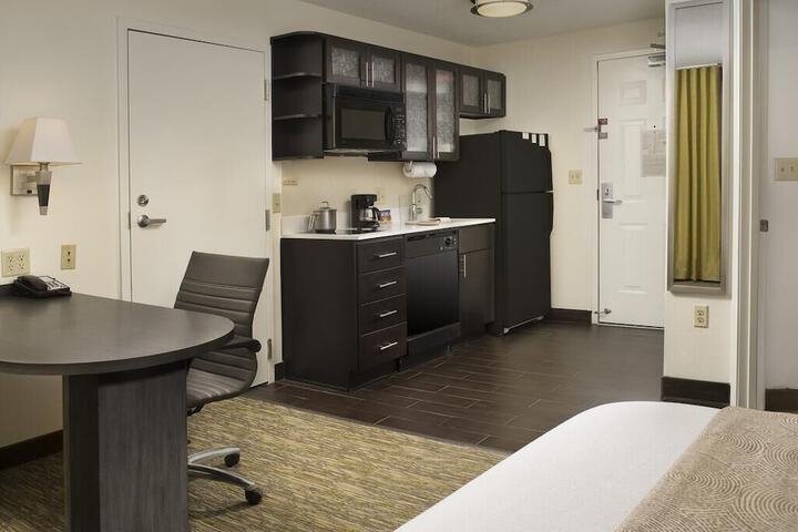 1 Queen Bed Studio Suite (9 of 11)