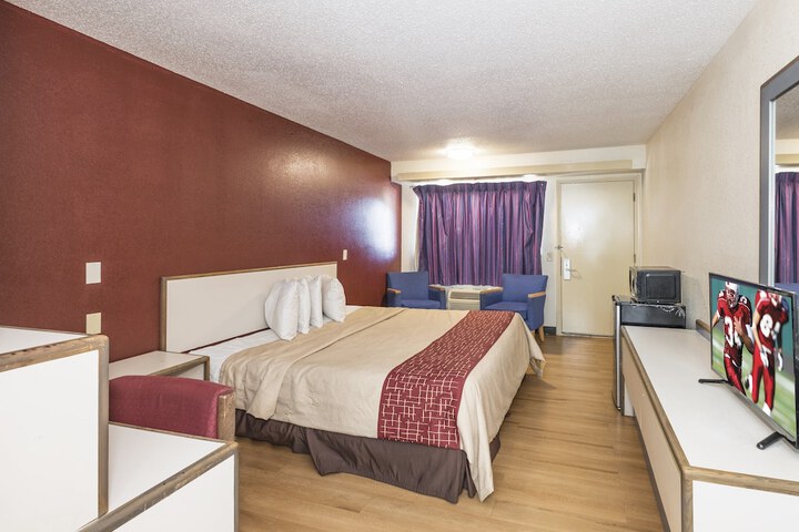 Deluxe King Bed (1 of 7)