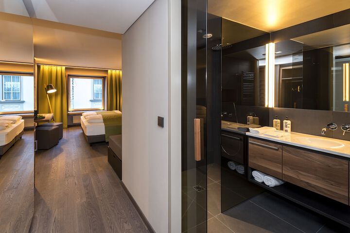Room 11 of 100