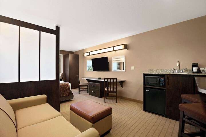 Suite Accessible Queen Size Bed (12 of 12)