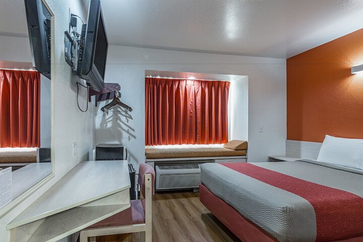 Room 11 of 29