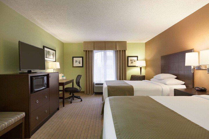 2 Double Beds (1 of 4)