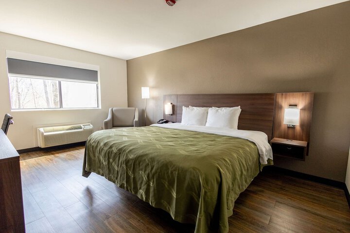 1 King Bed (5 of 12)