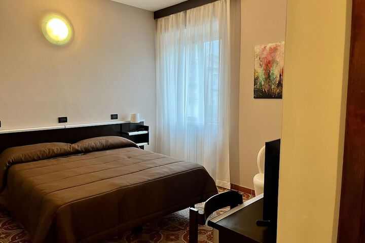 Room 7 of 18