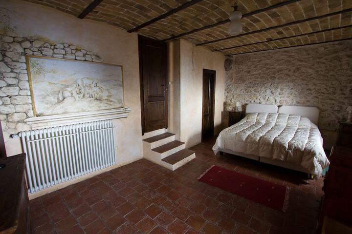 Room 6 of 32