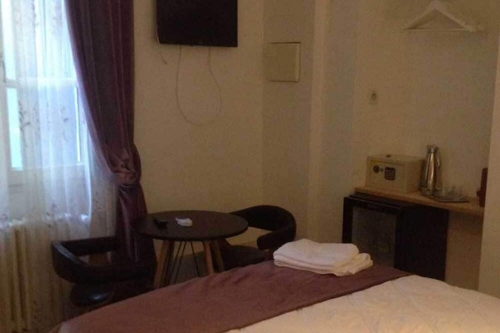 Room 2 of 25