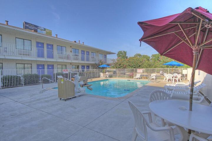 Pool Hotel