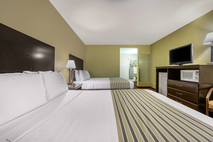 1 Queen Bed Accessible (6 of 15)