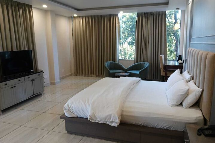 Room 4 of 8