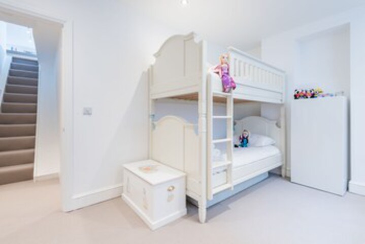 Room 16 of 32