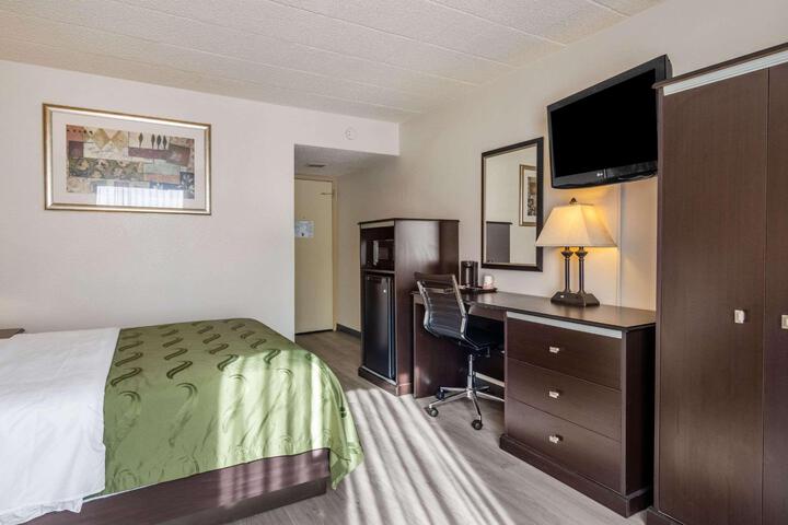 1 Queen Bed (15 of 19)