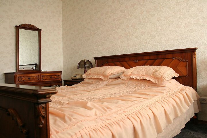 Room 2 of 18