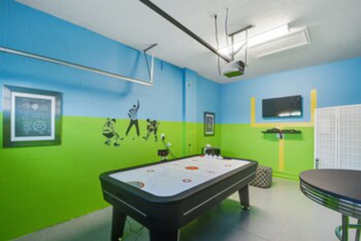 Room 10 of 33