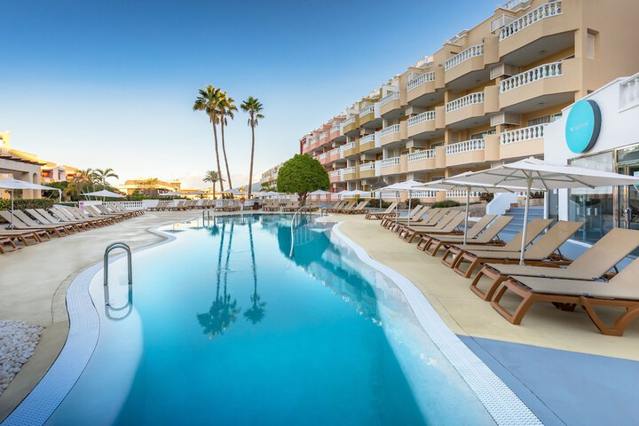Hotel with Pool