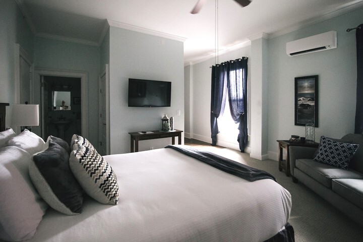 Studio Queen Bed (3 of 6)