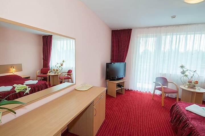 Room 5 of 32