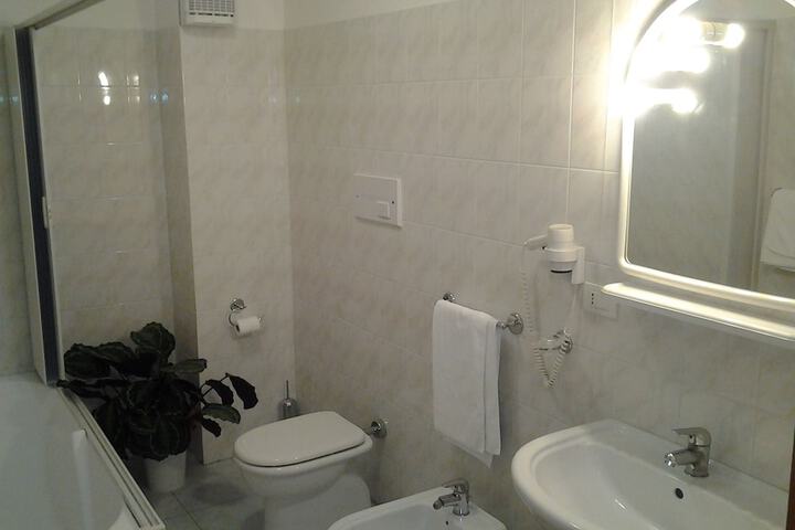 Room 6 of 16