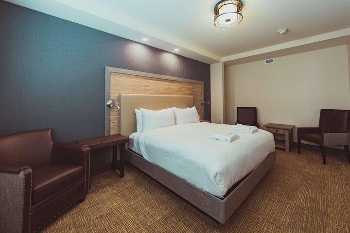 1 King Bed (2 of 24)