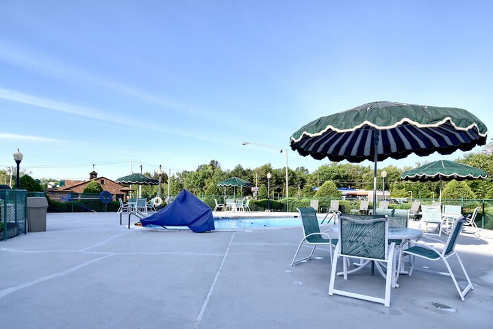 Indoor/outdoor pool