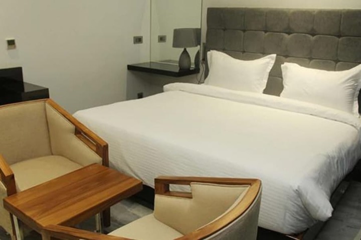Room 10 of 27