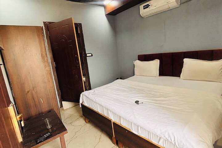 Room 7 of 11