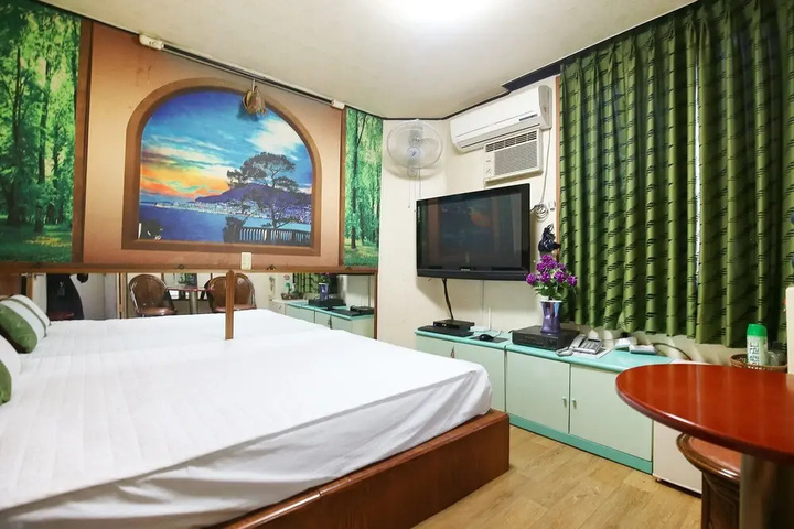 Room 2 of 20