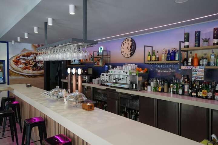 Lounge 16 of 21