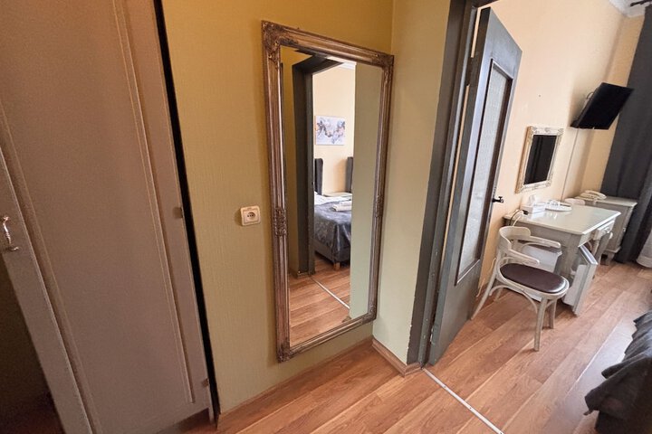 Room 141 of 272