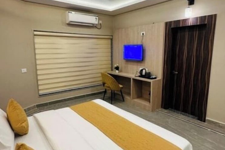 Room 8 of 13