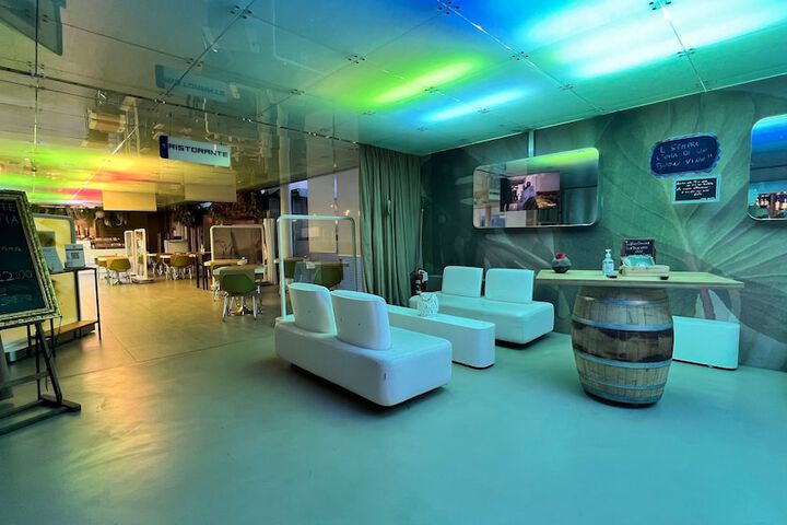 Lounge 64 of 78