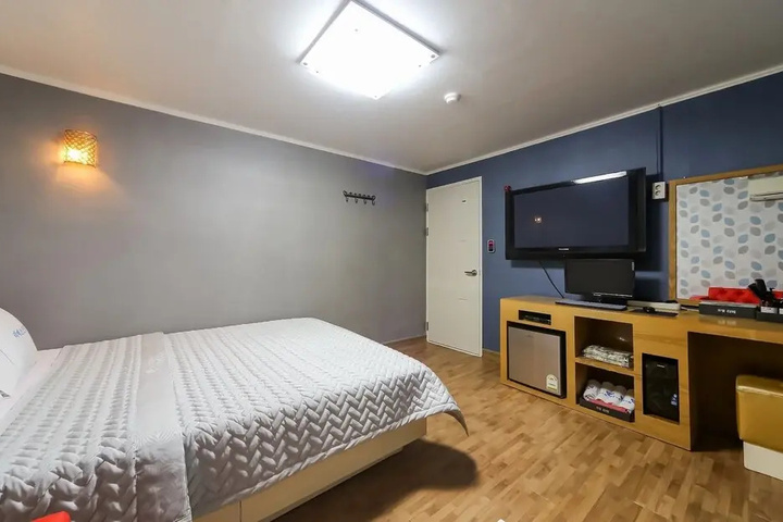 Room 5 of 16